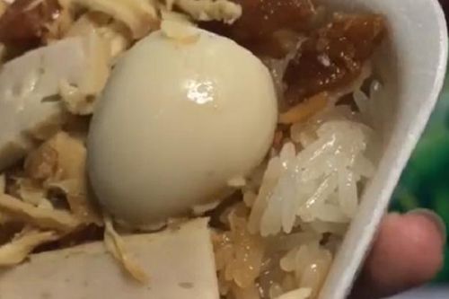 Mua hộp xôi vỉa hè tưởng ngon nhưng thứ ngoe nguẩy bên trong khiến cô gái và cư dân mạng 'sốc nặng'