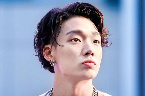Bobby (iKON) nhá hàng sản phẩm solo mới, tận dụng 'cây nhà lá vườn'