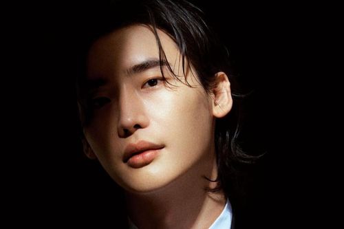 Lee Jong Suk khiến fan 'chết đứ đừ' với ánh nhìn hút hồn triệu con tim