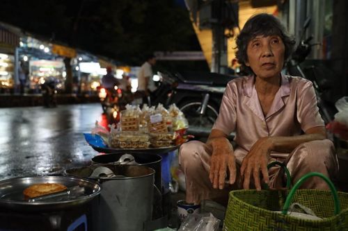 Cuộc đời đơn độc của dì Nía thợ làm bánh tai yến thủ công U70 hiếm hoi còn sót lại ở Bạc Liêu