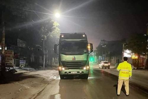 Thái Nguyên: Xe máy phóng nhanh chui vào gầm xe Container, nam thanh niên tử vong tại chỗ
