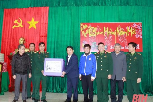Trưởng Ban KKT Nghi Sơn và các Khu công nghiệp tỉnh Thanh Hóa thăm, chúc tết cán bộ, chiến sỹ Đảo Mê