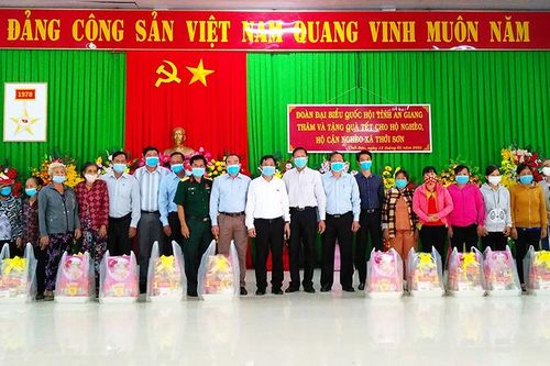 Đoàn đại biểu Quốc hội tỉnh An Giang thăm, tặng quà gia đình chính sách và hộ nghèo huyện Tịnh Biên