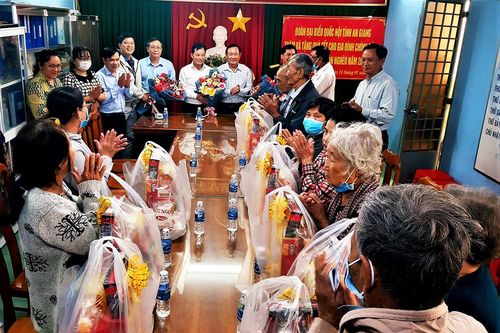 Tặng 220 phần quà cho các gia đình chính sách, hộ nghèo, cận nghèo ở TP. Châu Đốc và TX. Tân Châu