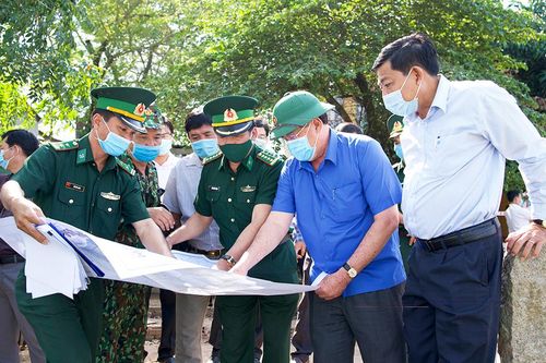 Chủ tịch UBND tỉnh An Giang Nguyễn Thanh Bình khảo sát các điểm sạt lở tại huyện Châu Phú và An Phú