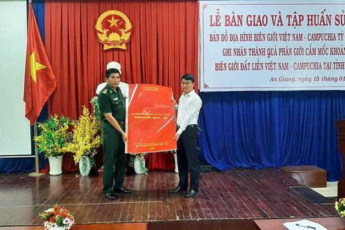 Bàn giao và tập huấn sử dụng bản đồ địa hình biên giới Việt Nam - Campuchia