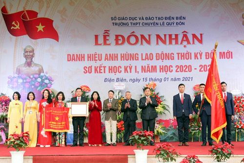 Trường THPT chuyên Lê Quý Đôn đón danh hiệu Anh hùng Lao động thời kỳ đổi mới