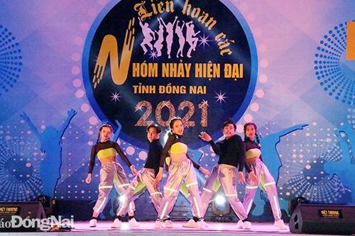 Hơn 1 ngàn cổ động viên cỗ vũ Liên hoan các nhóm nhảy hiện đại
