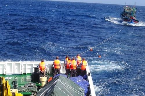 Tàu kiểm ngư KN 475 cứu kéo tàu cá Bình Định gặp nạn trên biển
