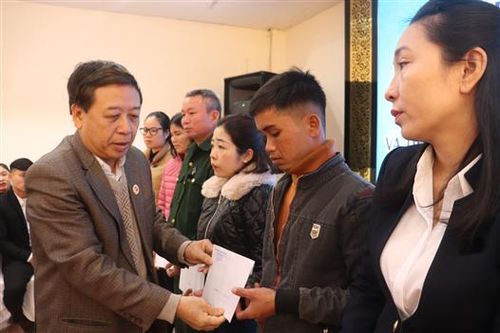 Trao 573 triệu đồng hỗ trợ cho các gia đình liệt sĩ và hội viên bị thiệt hại trong đợt lũ năm 2020