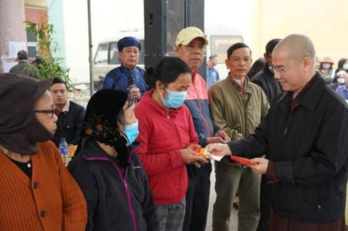 Quảng Nam: Chùa Bà Đa tặng quà Tết cho người nghèo