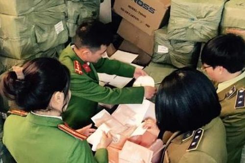 Tạm giữ gần 5 tấn mỹ phẩm không có hóa đơn, chứng từ