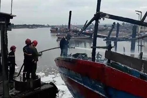 Cháy tàu cá lúc rạng sáng
