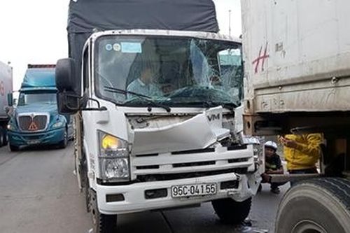 Xe tải biến dạng sau khi 'va' đuôi xe đầu kéo, 2 người thoát chết trong cabin