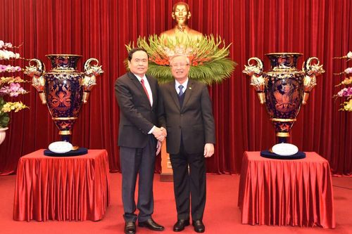 Tặng 'Cúp Lạc Hồng' gửi tới Đại hội lần thứ XIII của Đảng