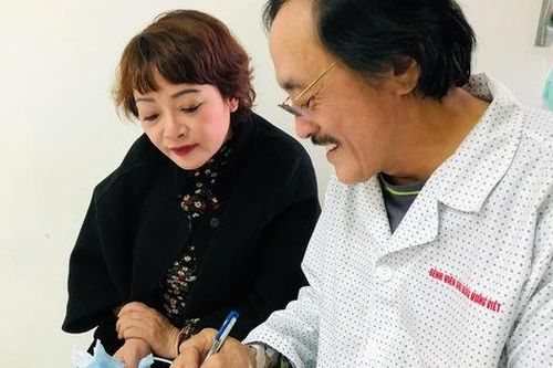Nghệ sĩ Giang còi nhập viện vì mất tiếng, nghi có khối u ở họng
