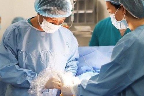 Truyền ối cứu được thai nhi đã cạn sạch nước ối, nhưng ai không thể thực hiện?