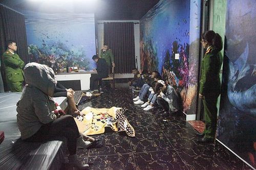 Bắt quả tang nhóm 'nam thanh nữ tú' bay lắc trong nhà nghỉ