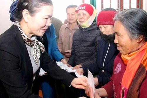 Phó Chủ tịch Trương Thị Ngọc Ánh thăm và tặng 100 suất quà tại Thanh Hóa