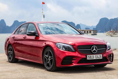 Tầm giá 2 tỷ đồng, chọn Mercedes C 300 AMG hay Lexus IS 300 Standard?