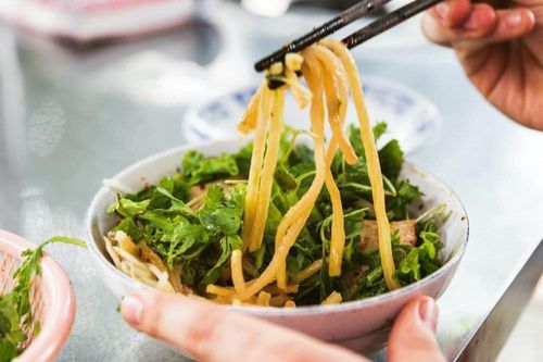 Cao lầu Hội An chinh phục gia đình du khách Mỹ
