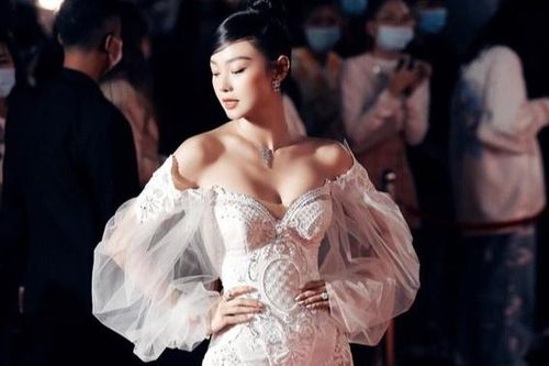Minh Hằng mặc váy 15.000 USD giống Beyoncé