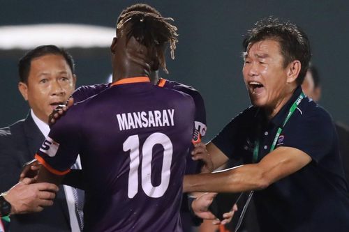 HLV Phan Thanh Hùng lao vào sân can ngoại binh Mansaray