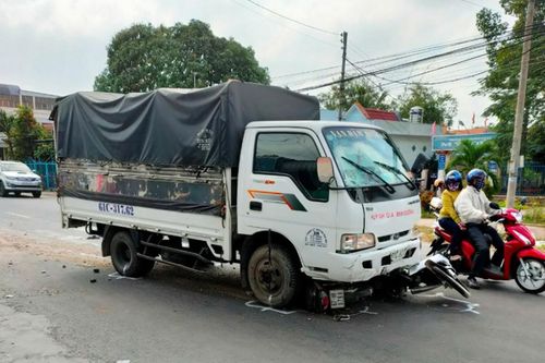 Tai nạn giao thông mới nhất hôm nay 16/1: Tài xế xe tải ngủ gật, tông 5 học sinh bị thương