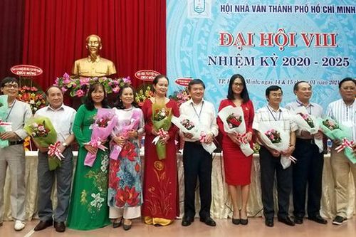 Nhà văn Bích Ngân được bầu làm Chủ tịch Hội Nhà văn TPHCM