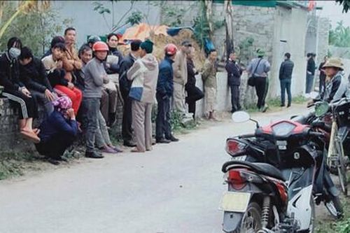 Tá hỏa phát hiện chồng và con chết trong nhà tắm, vợ bị thương nặng