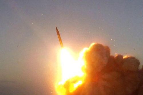 Iran thử nghiệm tên lửa đạn đạo và máy bay không người lái