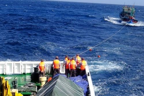 Kiểm ngư cứu nạn tàu cá hỏng máy trên vùng biển Khánh Hòa