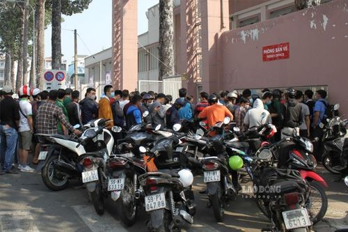 Gần 1.000 người hâm mộ bóng đá xếp hàng mua vé trận mở màn của HAGL