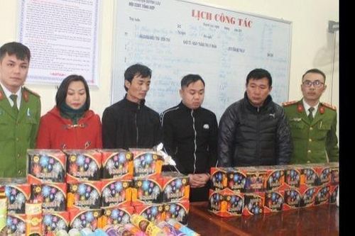 Hai mẹ con chở nhau đi mua pháo bán kiếm lời bị cảnh sát bắt giữ