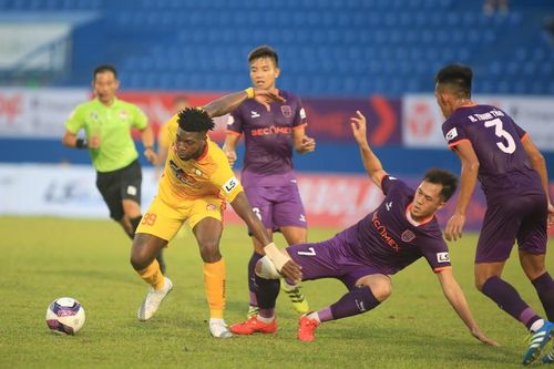 Tô Văn Vũ ghi tuyệt phẩm, HLV Phan Thanh Hùng 'mở hàng' thuận lợi ở Bình Dương