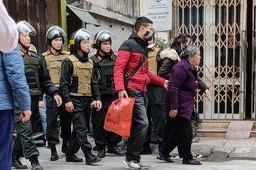 Bắt giữ khẩn cấp bà cụ 75 tuổi cầm đầu tụ điểm buôn bán ma túy