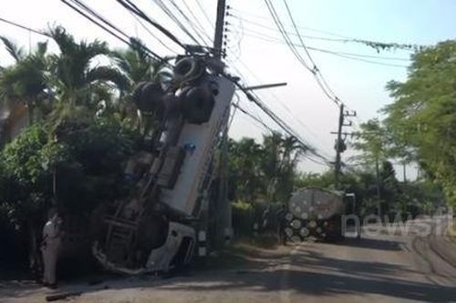 Xe hút bể phốt mất lái tông cột điện lộn ngược