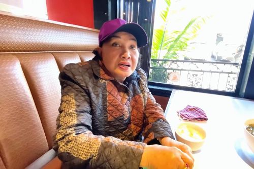 Nghệ sĩ Hồng Nga 'mắc kẹt' tại Mỹ, sống trong phòng chỉ 8 mét vuông