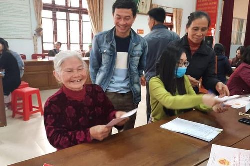 'Ngày thứ Bảy vì dân' hỗ trợ hàng trăm gia đình ở thành phố Vinh gia hạn quyền sử dụng đất