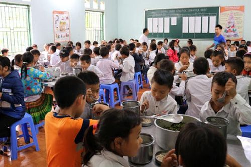 100 học sinh nhập viện nghi ngộ độc sau khi ăn thực phẩm của đoàn từ thiện