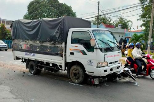 Ngủ gật trong lúc điều khiển, tài xế ô tô tải tông vào hàng loạt học sinh đang trên đường đi học