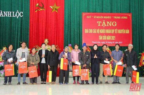 Phó Chủ tịch Ủy ban Trung ương MTTQ Việt Nam Trương Thị Ngọc Ánh thăm và tặng quà Tết các gia đình chính sách tại 2 huyện Hậu Lộc và Hoằng Hóa