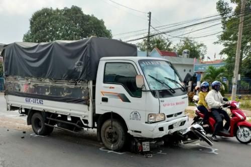 Tài xế xe tải ngủ gật lao vào người đi xe máy và 5 học sinh bên đường