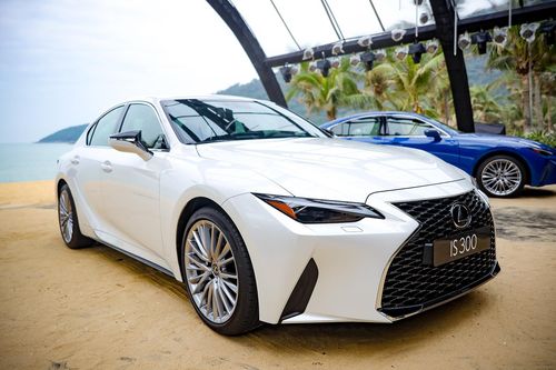 Xe sang Lexus IS 2021 'mở hàng' thị trường ô tô năm mới