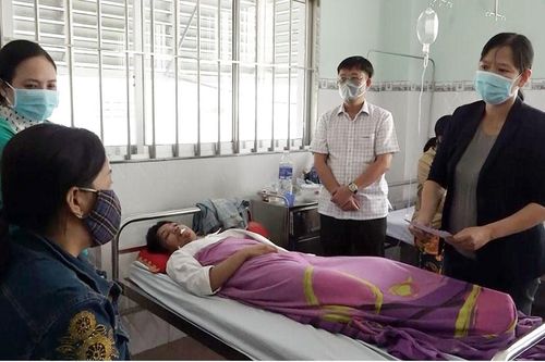 Lãnh đạo UBND huyện Châu Phú thăm, động viên và trao quà hỗ trợ các nạn nhân bị tai nạn giao thông