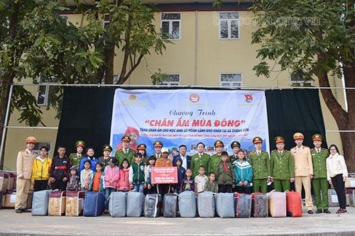 Mộc Châu trao 100 chiếc chăn ấm cho học sinh có hoàn cảnh khó khăn