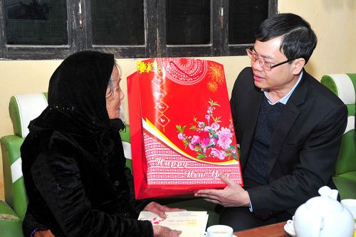 Chủ tịch UBND tỉnh Nguyễn Văn Sơn tặng quà người có công và người cao tuổi