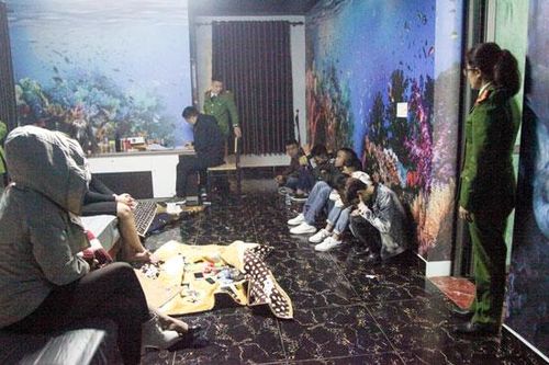 Bắt quả tang 20 thanh niên 'bay lắc' trong nhà nghỉ