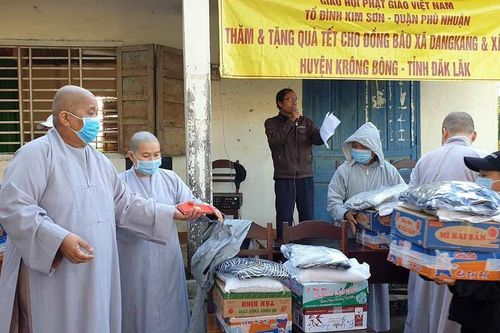 Tổ đình Kim Sơn và các đơn vị tặng quà Tết, bàn giao nhà