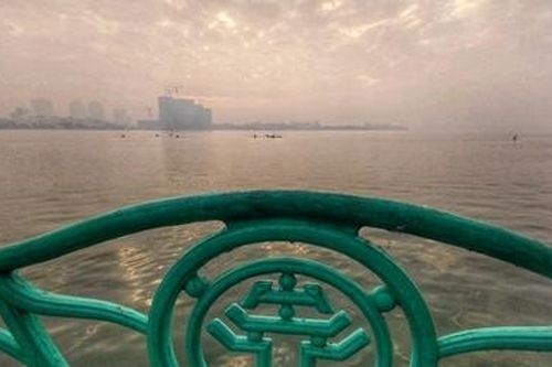 Không khí Hà Nội lại 'đỏ rực' dịp cuối tuần